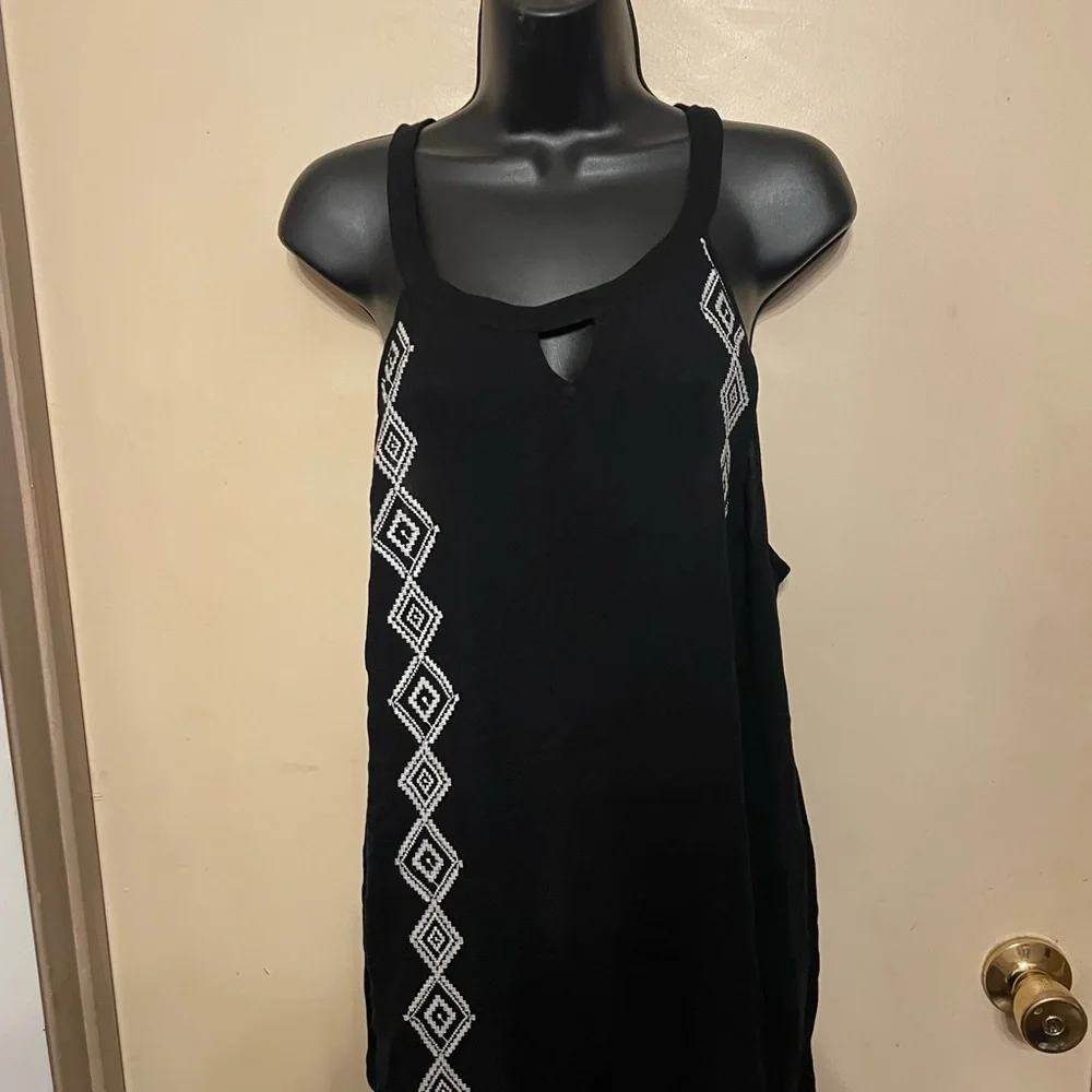 Torrid Black Tank Top with White Geometric Pattern size 1 - Picture 4 of 6